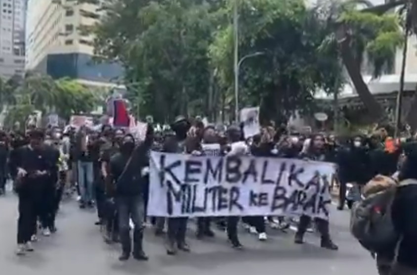 Demo Tolak UU TNI Ricuh 25 Mahasiswa di Surabaya Ditangkap